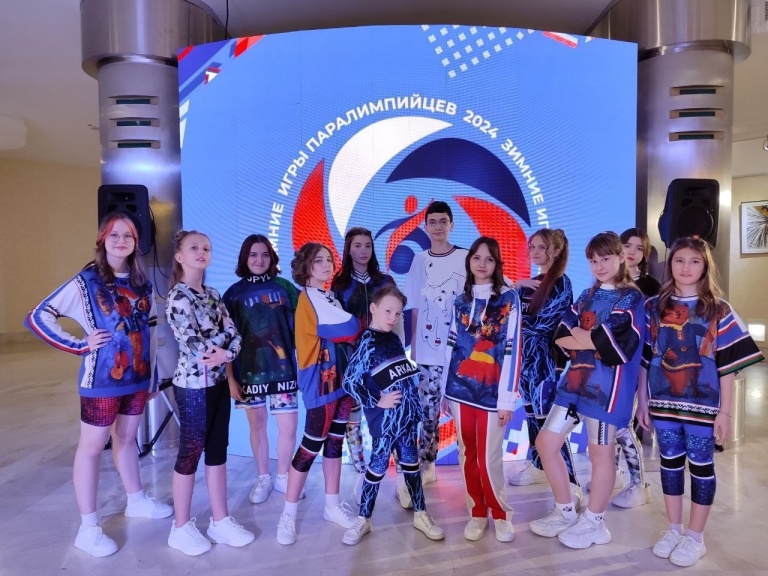 Вчера вокальный ансамбль «Альтус» отправился в Ханты-Мансийск на значимое мероприятие - Комплексные спортивные соревнования «Зимние игры паралимпийцев «Мы вместе. Спорт»